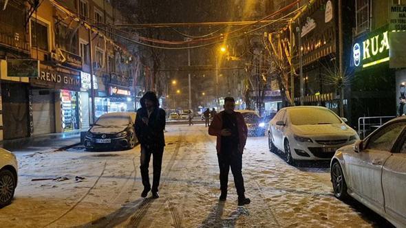 Diyarbakır'da kar yağışı etkili oldu; uçuşlar iptal edildi