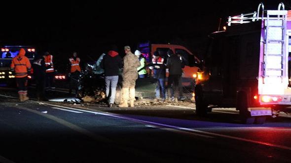 Mardin'de otomobil ile hafif ticari aracın çarpıştığı kazada 3 ölü, 2 yaralı