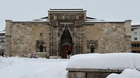 Sivas'ta kar yağışı; 945 yerleşim yeri ulaşıma kapandı