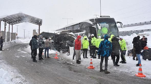 Yolcu otobüsü kontrol noktasındaki kulübeye çarptı; 4 polis hafif yaralı