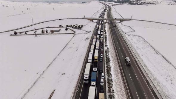TAG otoyolunda kilometrelerce araç kuyruğu