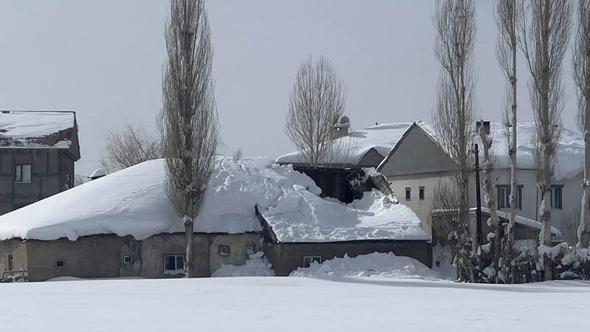 Kerpiç evin çatısı, kar nedeniyle çöktü