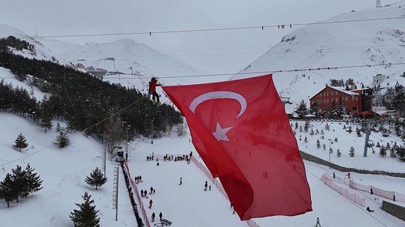 Palandöken'deki zipline hattına dev Türk bayrağı astılar