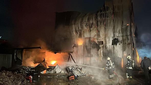 Kocaeli’de atık plastik deposunda yangın