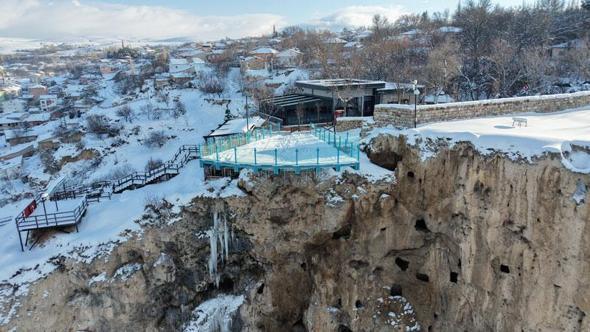 Kayalıklar üzerine inşa edilen cam terasa 100 bin ziyaretçi