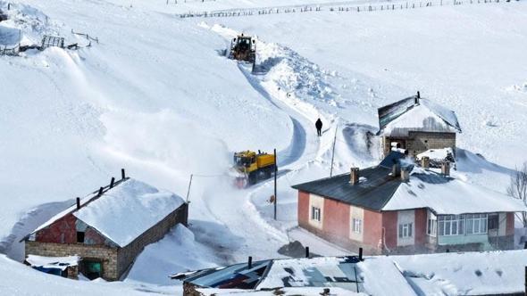 Van'da 1,5 metreyi bulan karla mücadele