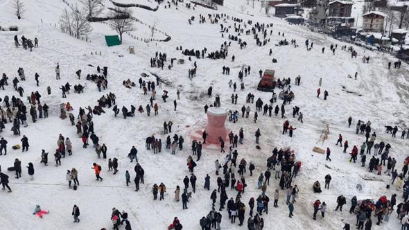 Ayder'de kar festivali kayakla başladı; kardan çay bardağı görücüye çıktı