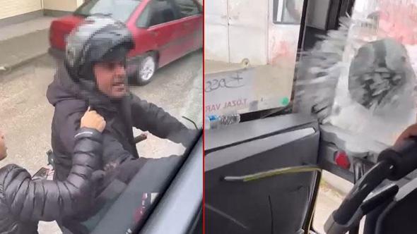 Motosiklet sürücüsü, yol verme kavgasında servis minibüsünün camını kaskıyla kırdı; o anlar kamerada