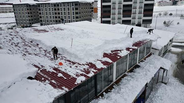 Bitlis'te çatılarda biriken karlar temizleniyor