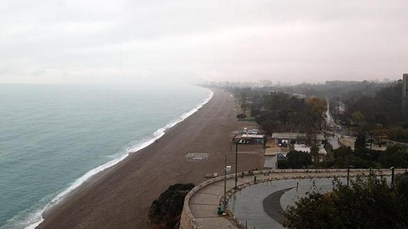 Antalya’da şiddetli yağışta yol çöktü