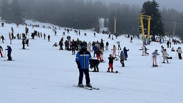 Uludağ'da hafta sonu ve sömestir yoğunluğu; pistlerde adım atacak yer kalmadı