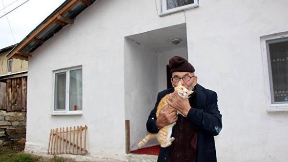 Yanan evinin önünde kedisine sarıldığı fotoğrafla tanınan Ali Meşe 93 yaşında öldü