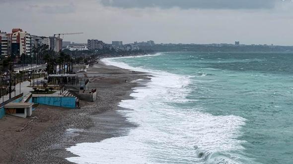 Antalya'da fırtına; dev dalgalar oluştu