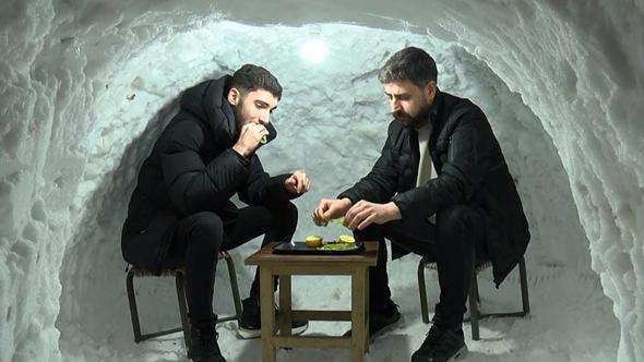 Kardan mekanda çay ve çiğ köfte keyfi