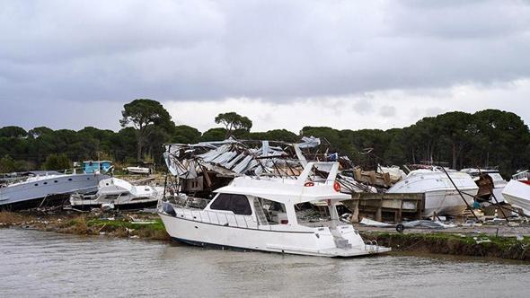 Antalya'da peş peşe hortumlar; seralar yıkıldı, çatılar uçtu