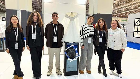 Liseliler, ipek kozasından tasarladıkları gelinlikleri IF Wedding Fashion İzmir'de sergiledi