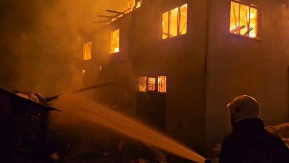 Köy muhtarının evi alev alev yandı