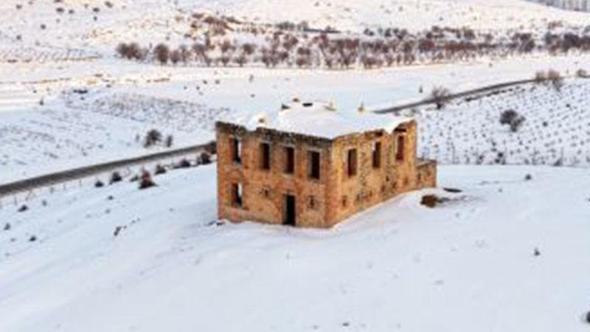 Mardin'de beyaza bürünen tarihi karakol, dronla görüntülendi