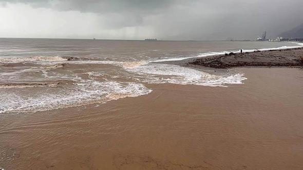 Konyaaltı Sahili'nde denizin rengi kahverengiye döndü
