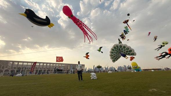 Dünya birincisi ‘Tavus kuşu’ uçurtmasını Katar semalarında Türk bayrağıyla uçurdu