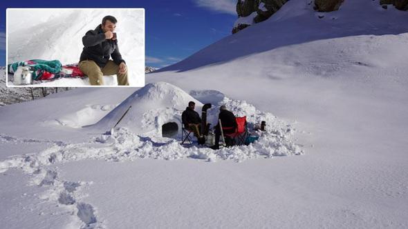 Şehir yaşamından uzaklaşıp dağda yaptığı kardan barınaklarda doğayla baş başa kalıyor