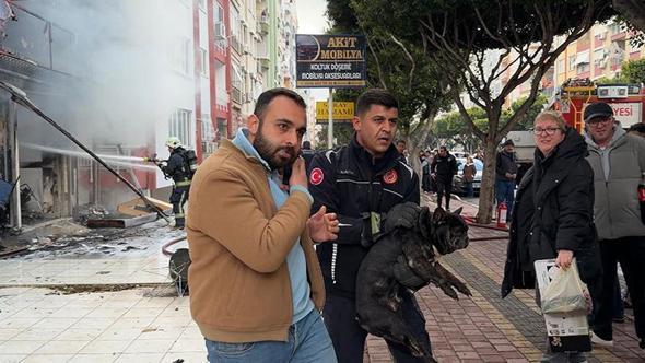 Atölyedeki yangında 4 köpeği itfaiye erleri kurtardı
