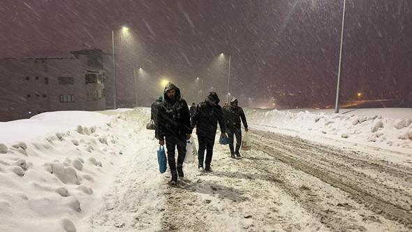 Yüksekova kar ve tipi etkili oldu