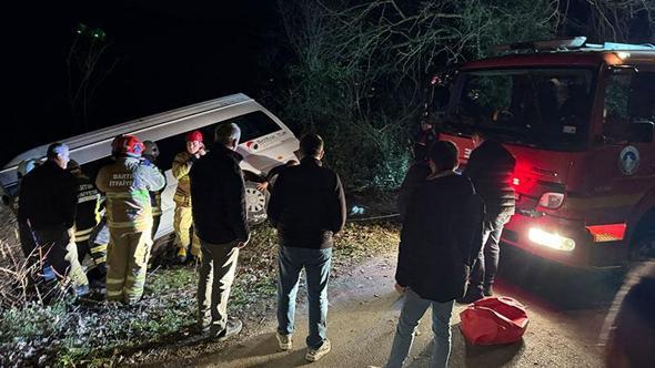 Bartın'da minibüs şarampole devrildi; 4 yaralı