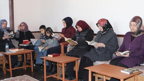 Erzurumlu kadınların 10 yıllık kitap buluşması