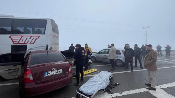 Sivas'ta 4 araç zincirleme kazaya karıştı; 7 yaralı