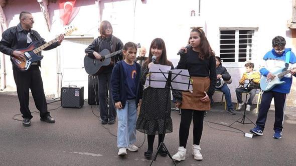 Barış Manço, ölüm yıl dönümünde, çocukken yaşadığı evin önünde anıldı