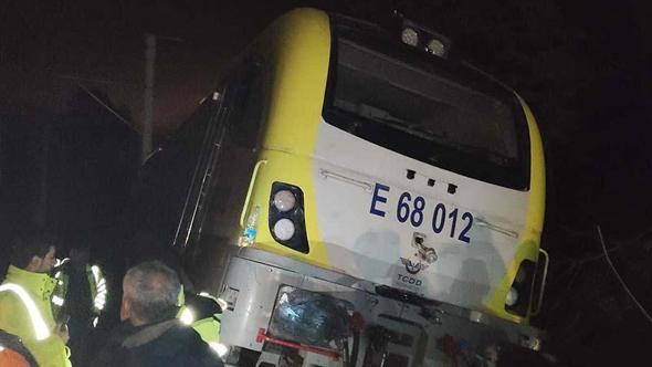 Raydan çıkan trenin lokomotifi, 13 saat sonra yerine oturtuldu, ulaşım normale döndü