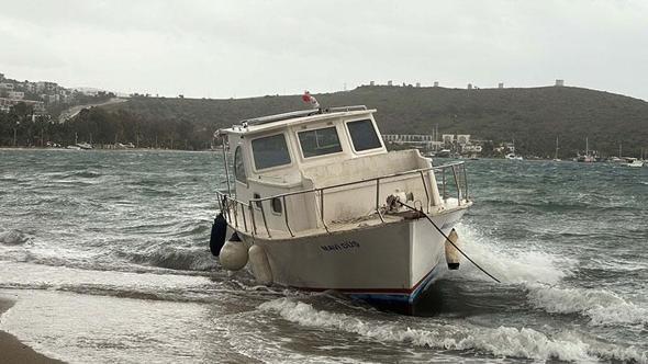 Bodrum’da fırtına; tekne karaya vurdu, feribot seferleri iptal edildi