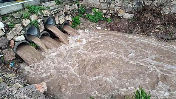 Foça'da fırtına ve sağanak yağmur yaşamı etkiledi