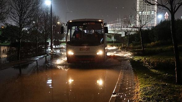 İzmir’de sağanak: Yollar göle döndü, ev ve iş yerlerini su bastı