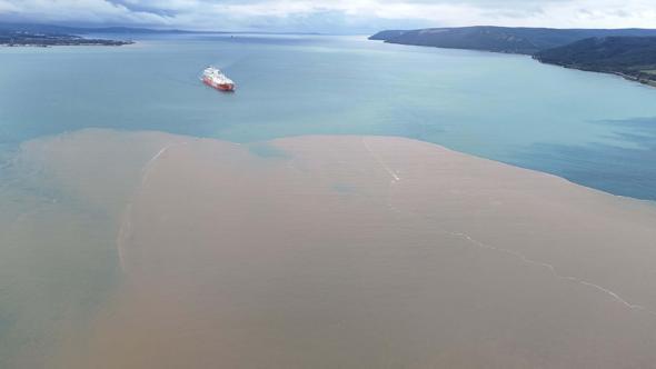 Çanakkale Boğazı'nda denizin rengi kahverengiye döndü
