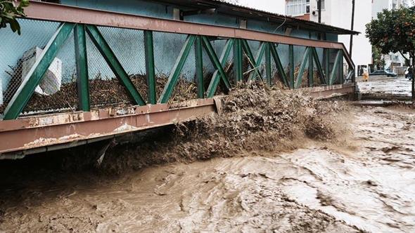 Mersin'de sağanak; dereler taştı, yolları su bastı