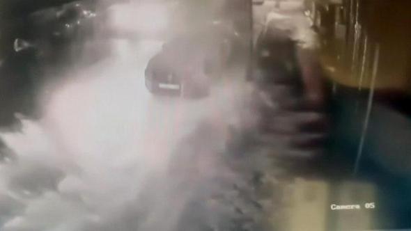 Çatıdan kopan kar kütlesini son anda fark edip kaçtılar