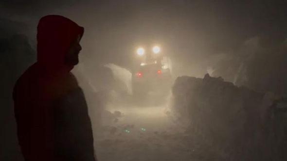Tipide araçlarında mahsur kalanları ekipler kurtardı