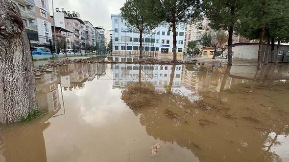 Aydın İncirliova'da sağanak nedeniyle yollar göle döndü