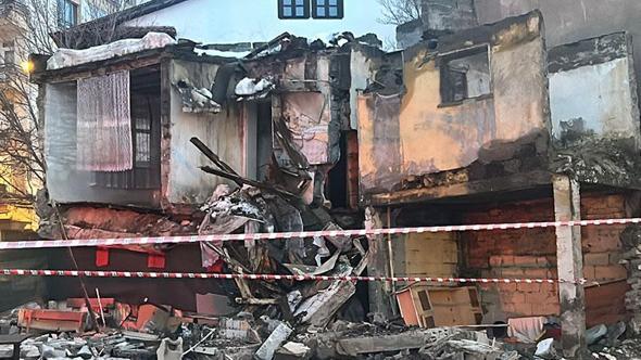 Sivas'ta iki katlı metruk bina çöktü