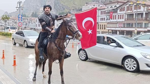 Tokat'tan Amasya'ya at üzerinde elinde Türk bayrağıyla geldi