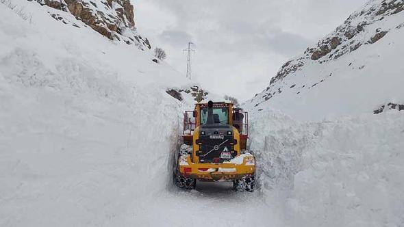 Hakkari-Van ve Hakkari-Çukurca kara yollarına çığ düştü