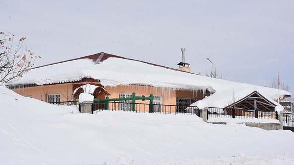 Bitlis'in yüksek kesimlerde kar kalınlığı 1 metreyi aştı; 100 köy yolu ulaşıma kapandı