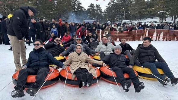 Yaylada kış festivali; ekskavatörle kayak yaptılar