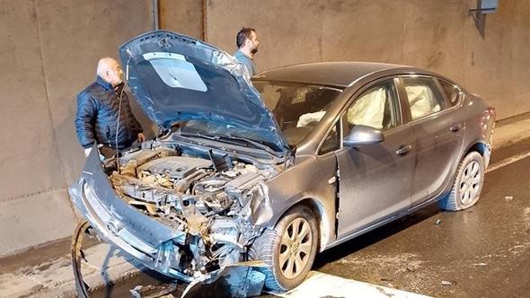 Tünelde 4 araç, zincirleme kazaya karıştı: 3 yaralı
