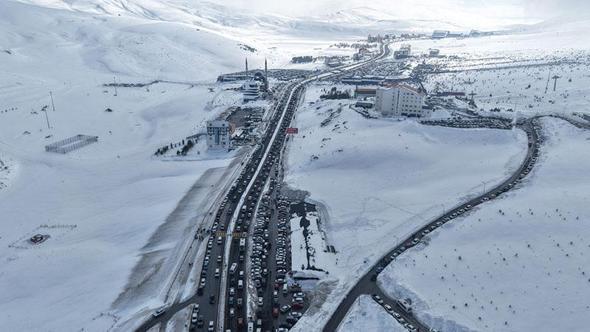 Erciyes Kayak Merkezi’nde sömestirin son gününde trafik yoğunluğu