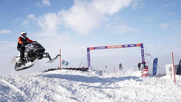 Dünya Kar Motosikleti Şampiyonası’nın ilk ayağı sis bulutu üzerinde tamamlandı