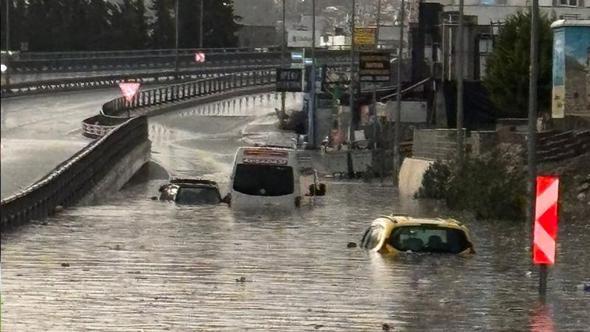 Kuşadası'nda sağanak; yollar göle döndü, araçlar suya gömüldü