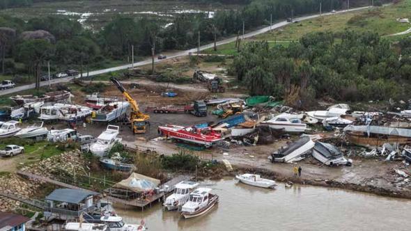 Antalya'da hortum sonrası enkaz kaldırılıyor; su ise çekilmedi